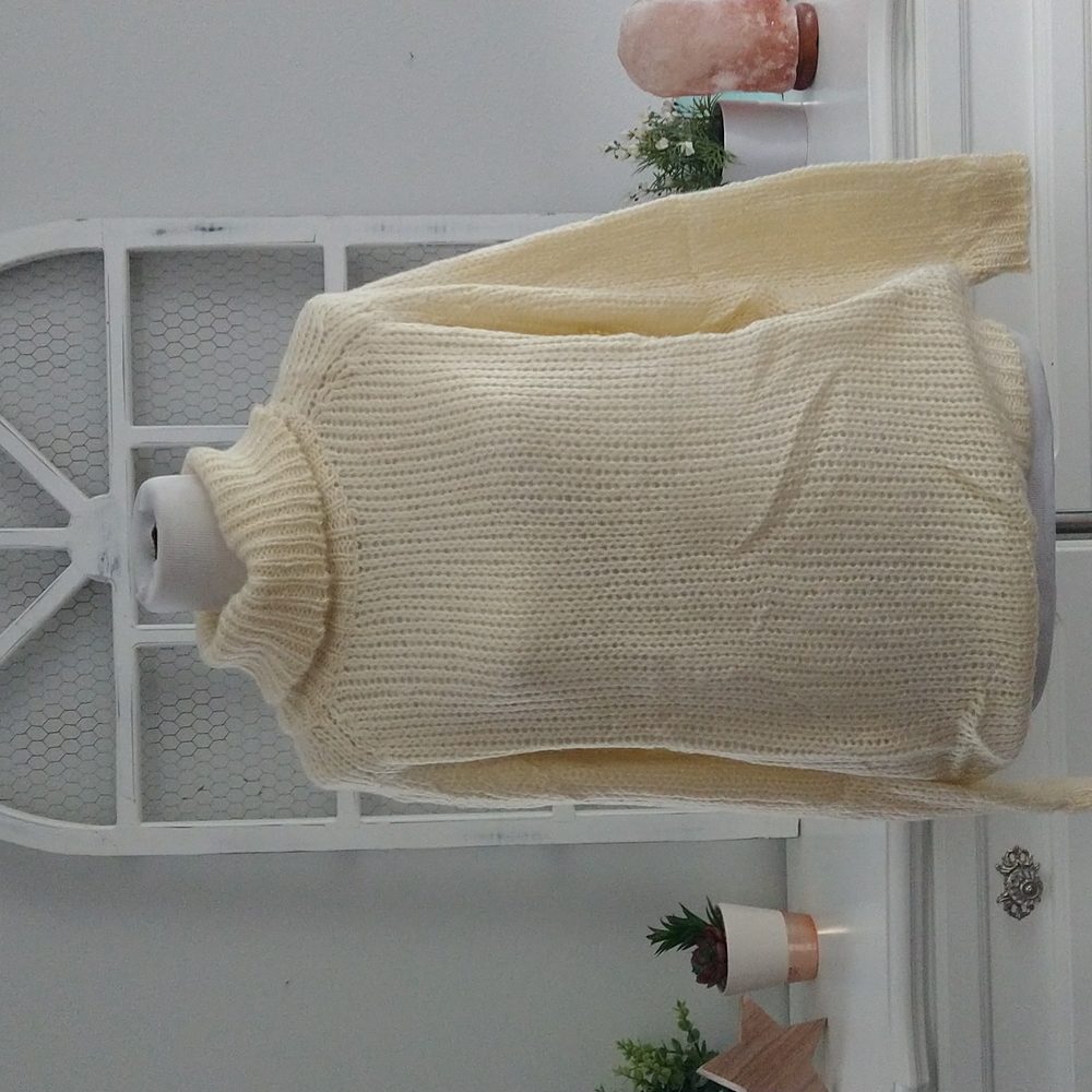 🆕 Cream TurtleNeck Sweater